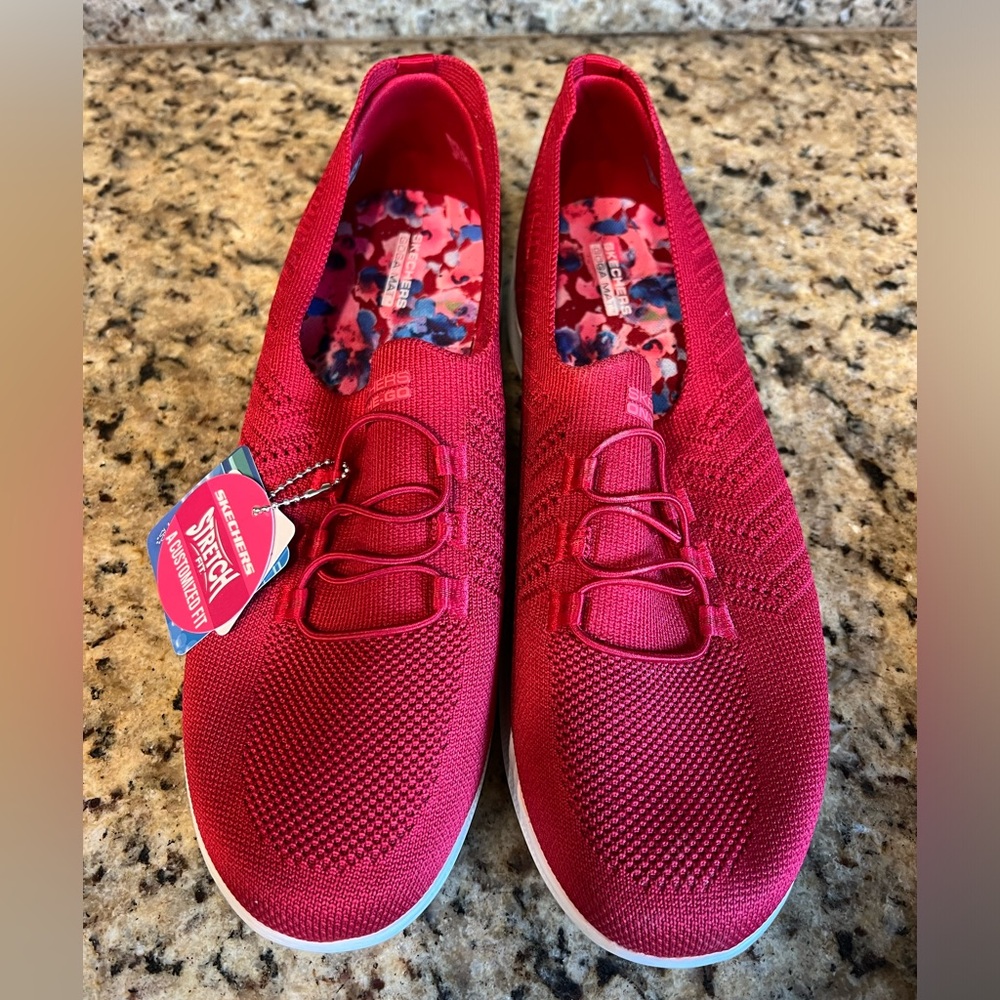 NWT - SKECHERS Stretch Fit custom fit!